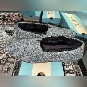 TOMS cozy faux fur, heathered grey & black sweater knit, size 10, used